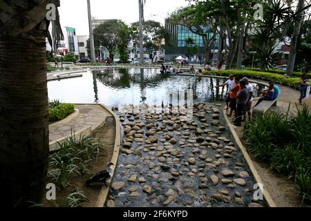 vitoria da Conquist, bahia / brasilien - 28. oktober 2011: Die Menschen werden am See auf dem Tancredo Neves Platz in der Stadt Vitoria da Conquista gesehen. Stockfoto