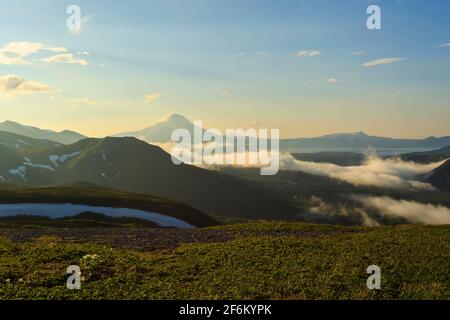 Sonnenaufgang Blick in der Nähe des Vulkans Iljinsky, Kamtschatka, Russland Stockfoto