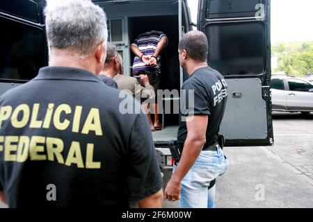 salvador, bahia / brasilien - 13. november 2014: Bundespolizisten eskortieren Gefangene während einer Polizeioperation in der Stadt Salvador. Stockfoto