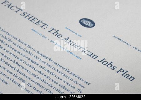 Nahaufnahme des Faktenblatts des American Jobs Plan, des Infrastrukturplans der Regierung Biden, der am 31. März 2021 veröffentlicht wurde. Stockfoto