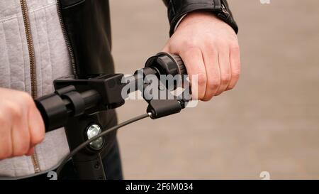 Elektroroller Lenker und Mann Hand auf dem Hebel Stockfoto