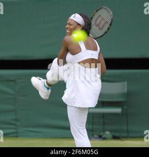 WIMBLEDON 2007 7. TAG 2/7/07. S.WILLIAMS WÄHREND IHRES SPIELS MIT D.HANTUCHOVA BILD DAVID ASHDOWN Stockfoto