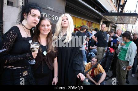 Vor Waterstones auf Picadilly stehen die Leute Schlange und warten darauf, dass das letzte Harry Potter Buch zum Verkauf steht Bild David Sandison Stockfoto