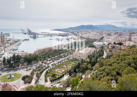 Jardines de Pedro Luis Alonso und der Hafen in Malaga, Spanien Stockfoto