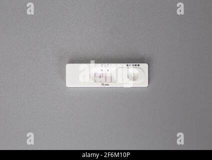 Negativer Selbsttest Covid-19 zu Hause Draufsicht auf grauem Hintergrund mit Kopierraum, Gesundheit, Coronavirus, Geschäft, Branchenkonzept Stockfoto