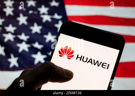 China. April 2021. In dieser Abbildung ist das chinesische multinationale Telekommunikationsunternehmen Huawei-Logo auf einem Android-Mobilgerät mit der Flagge der Vereinigten Staaten von Amerika (USA), allgemein bekannt als die Vereinigten Staaten (USA oder USA), im Hintergrund zu sehen. (Foto von Budrul Chukrut/SOPA Images/Sipa USA) Quelle: SIPA USA/Alamy Live News Stockfoto