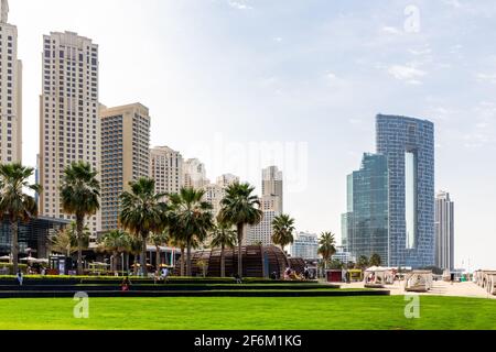 Dubai, Vereinigte Arabische Emirate, 22.02.2021. Neues luxuriöses The Address Residences Jumeirah Resort and Spa-Gebäude, Jumeirah Beach Residences direkt am Wasser. Stockfoto