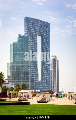 Dubai, Vereinigte Arabische Emirate, 22.02.2021. Neues luxuriöses The Address Residences Jumeirah Resort and Spa-Gebäude und Jumeirah Beach. Stockfoto