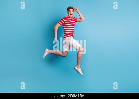 In voller Länge Körper Seitenprofil Foto Mann springen schnell laufen Zum Verkauf erstaunt fröhlich isoliert auf hellblauem Hintergrund Stockfoto