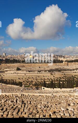 Israel, Jerusalem, Blick auf die Altstadt von Jerusalem vom Ölberg mit jüdischem Friedhof Stockfoto