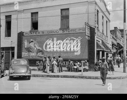 Coca Cola Plakatwand auf Hunter's Drug Store. Allgemeine Szene, Hauptstraße. Greensboro, Greene County, Georgia. 1939. Stockfoto