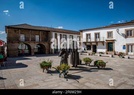 Miranda do Douro , Portugal; 2019. August: Historischer Platz mit Statuen im historischen Zentrum von Miranda do Douro Stockfoto