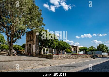 Miranda do Douro, Portugal; 2019. August: Kreuzgang des Bischofspalastes im Hinterhof der Kathedrale von Miranda do Douro. Stockfoto