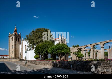 Miranda do Douro, Portugal; 2019. August: Kreuzgang des Bischofspalastes im Hinterhof der Kathedrale von Miranda do Douro. Stockfoto