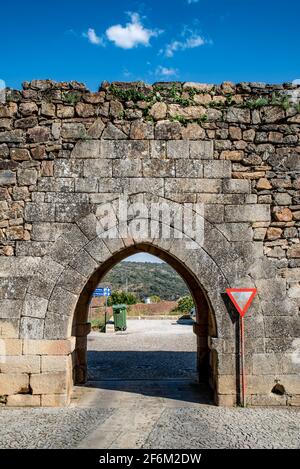 Miranda do Douro, Portugal; 2019. August: Tor in den alten Mauern, in der historischen Stadt Miranda do Douro, Portugal Stockfoto