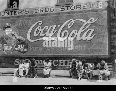 Coca Cola Plakatwand auf Hunter's Drug Store. Allgemeine Szene, Hauptstraße. Greensboro, Greene County, Georgia. 1939. Stockfoto