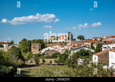 Miranda do Douro, Portugal; 2019. August: Blick auf die Burgruine und die Stadtmauer von Miranda de Douro Stockfoto