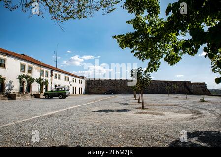 Miranda do Douro, Portugal; 2019. August: Ruinen der Stadtmauer von Miranda de Douro, Portugal Stockfoto