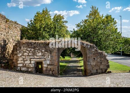 Miranda do Douro, Portugal; 2019. August: Tor in den alten Mauern, in der historischen Stadt Miranda do Douro, Portugal Stockfoto