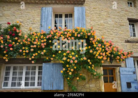 Traditionelle ländliche Steinhausfassade im malerischen Dorf Ansouis in Vaucluse, Provence-Alpes-Côte d'Azur, Frankreich. Stockfoto