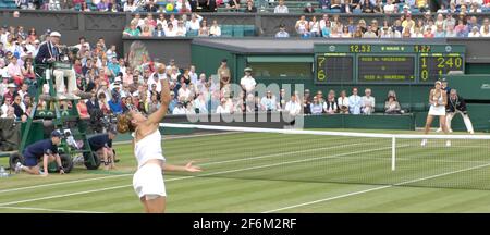 WIMBLEDON 2007 8. TAG 3/7/07. E.MAURESMO V N.VAIDISOVA. BILD DAVID ASHDOWN Stockfoto