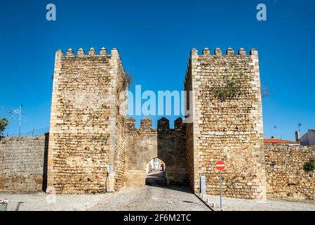 Miranda do Douro, Portugal; 2019. August: Tor in den alten Mauern, in der historischen Stadt Miranda do Douro, Portugal Stockfoto