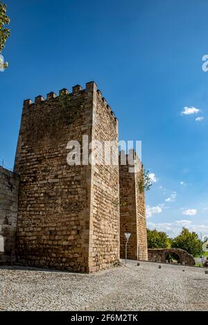 Miranda do Douro, Portugal; 2019. August: Tor in den alten Mauern, in der historischen Stadt Miranda do Douro, Portugal Stockfoto