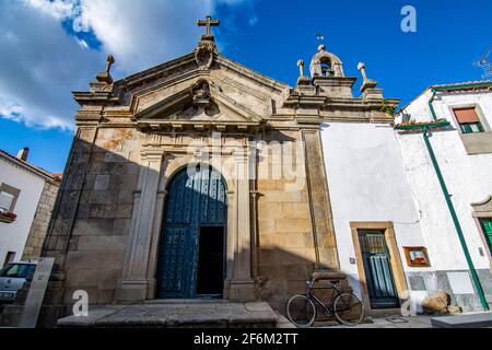 Miranda do Douro, Portugal; 2019. August: Kapelle des Heiligen Kreuzes im historischen Zentrum von Miranda do Douro Stockfoto