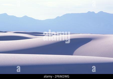 USA New Mexico, White Sands National Monument, Sanddünen, die durch die Gipserosion aus den nahe gelegenen Bergen entstehen Stockfoto