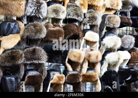 Pelz Wintermützen auf dem Markt Stockfoto