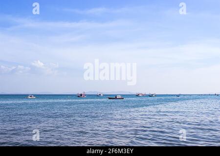 Traditionelles thailändisches Fischerboot, das im Meer Thailands in der Nähe von Koh Larn am Tag des hellen Himmels schwimmt. Stockfoto
