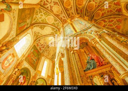 Tomar, Portugal - 10. August 2017: Innen der romanischen Rundkirche, die von den Tempelrittern im Kloster des Ordens Christi erbaut wurde. Architektur Stockfoto