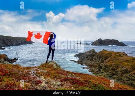 Abenteuerliche Frau mit kanadischer Flagge Stockfoto