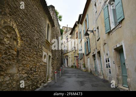 Architektur im Provençal-Stil im historischen Zentrum von Arles in Provence-Alpes-Côte d'Azur, Bouches-du-Rhône, Frankreich. Stockfoto