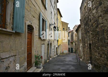 Architektur im Provençal-Stil im historischen Zentrum von Arles in Provence-Alpes-Côte d'Azur, Bouches-du-Rhône, Frankreich. Stockfoto