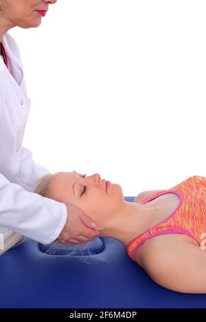 Nackenmuskelmassage durch sanfte pulsatile Muskeldehnung durch eine Erfahrener Physiotherapeut Stockfoto