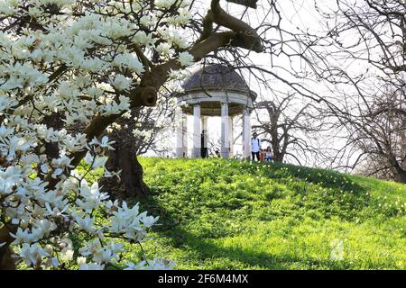 Frühlingsblüte am Tempel des Aeolus, in Kew Gardens, im Südwesten Londons, Großbritannien Stockfoto