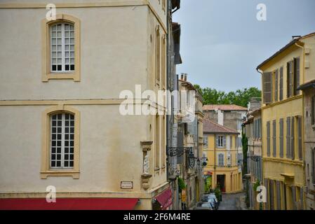 Architektur im Provençal-Stil im historischen Zentrum von Arles in Provence-Alpes-Côte d'Azur, Bouches-du-Rhône, Frankreich. Stockfoto