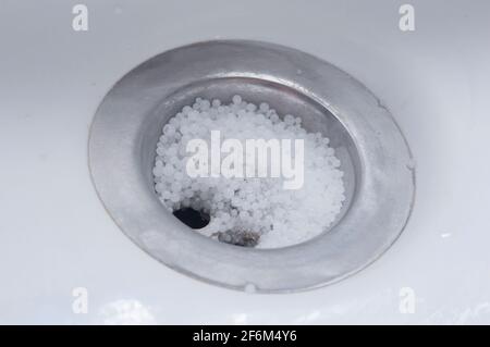 Ablassrohrreiniger. Spülrohrreiniger. Nahaufnahme. Reinigungskonzept. Entwässerungsrohr Reiniger desinfizieren und Deodorant. Stockfoto