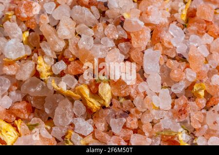 Nahaufnahme Hintergrundstruktur von Kristallen rosa himalaya-Salz mit Gewürzen. Hochwertige Fotos Stockfoto