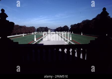 München, Deutschland. 9/12/2000. Schloss Nymphenburg. Erbaut um 1664 bis 1675 mit Zusatzbau bis 1864 durch das Haus Wittelsbach. Mehr als 300.000 Besucher genießen das Hauptgebäude jedes Jahr. Stockfoto