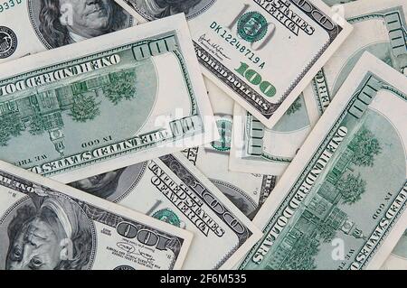 Hintergrund der amerikanischen einhundert-Dollar-Scheine liegen zufällig. Hintergrund mit Geld american hundert Dollar Scheine. Stockfoto