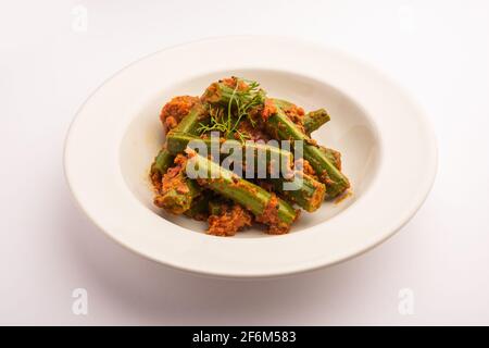 Drumstick Curry ist ein köstliches und spritziger Gemüsesammelschabtau oder Trockenrezept, das mit Moringa-Sticks und Gewürzen zubereitet wird. Gesundes indisches Essen Stockfoto