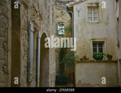 Architektur im Provençal-Stil im historischen Zentrum von Arles in Provence-Alpes-Côte d'Azur, Bouches-du-Rhône, Frankreich. Stockfoto