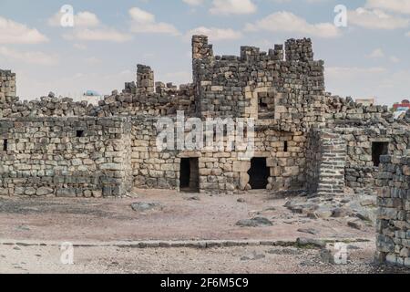 Zerstörte Mauern der Blauen Festung Qasr al-Azraq, die sich in der Wüste des östlichen Jordans befindet. Stockfoto