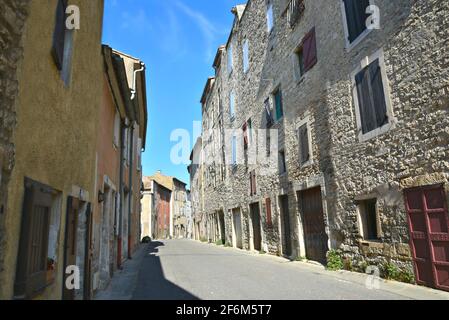 Straßenansicht der Architektur im Provençal-Stil im historischen Dorf Bonnieux in Vaucluse, Provence-Alpes-Côte d'Azur Frankreich. Stockfoto