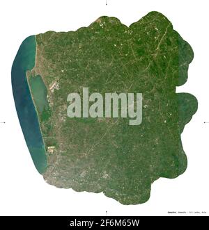 Gampaha, Bezirk von Sri Lanka. Sentinel-2-Satellitenbilder. Form isoliert auf Weiß. Beschreibung, Lage der Hauptstadt. Enthält modifiziertes Coperni Stockfoto