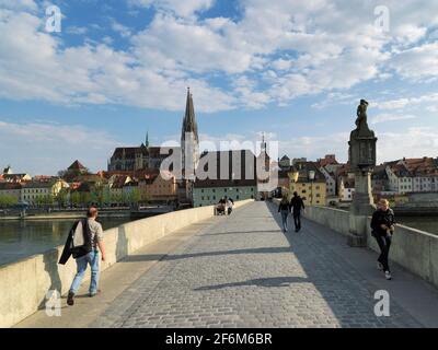 Blick von der Steinerne Brück auf Regensburg mit Dom St. Peter, Oberpfalz, Bayern, Deutschland, Europa Blick über die Donau nach Regensburg wi Stockfoto