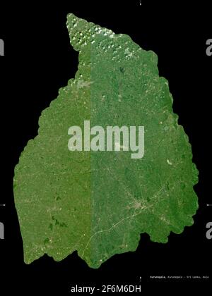 Kurunegala, Bezirk von Sri Lanka. Sentinel-2-Satellitenbilder. Form isoliert auf Schwarz. Beschreibung, Lage der Hauptstadt. Enthält modifizierte Cope Stockfoto