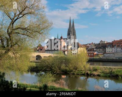 Blick über die Donau auf Regensburg mit Dom St. Peter, Steinerne Brücke, Regensburg, Oberpfalz, Bayern, Deutschland, Europa Blick über den Fluss Dan Stockfoto